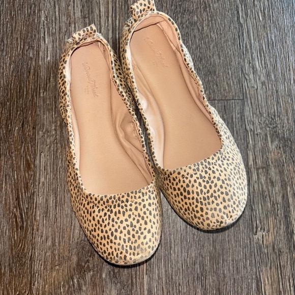 Universal thread size 7 animal print ballet flats - Picture 1 of 7